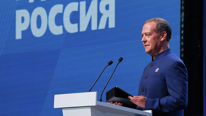 Медведев подчеркнул необходимость отстаивать интересы России